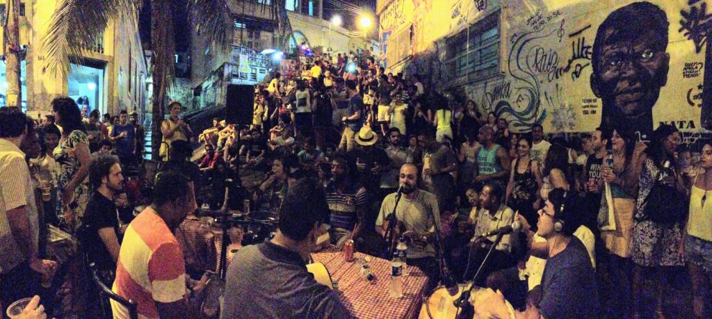 Pedra do Sal samba in Rio with many people gathering around the band